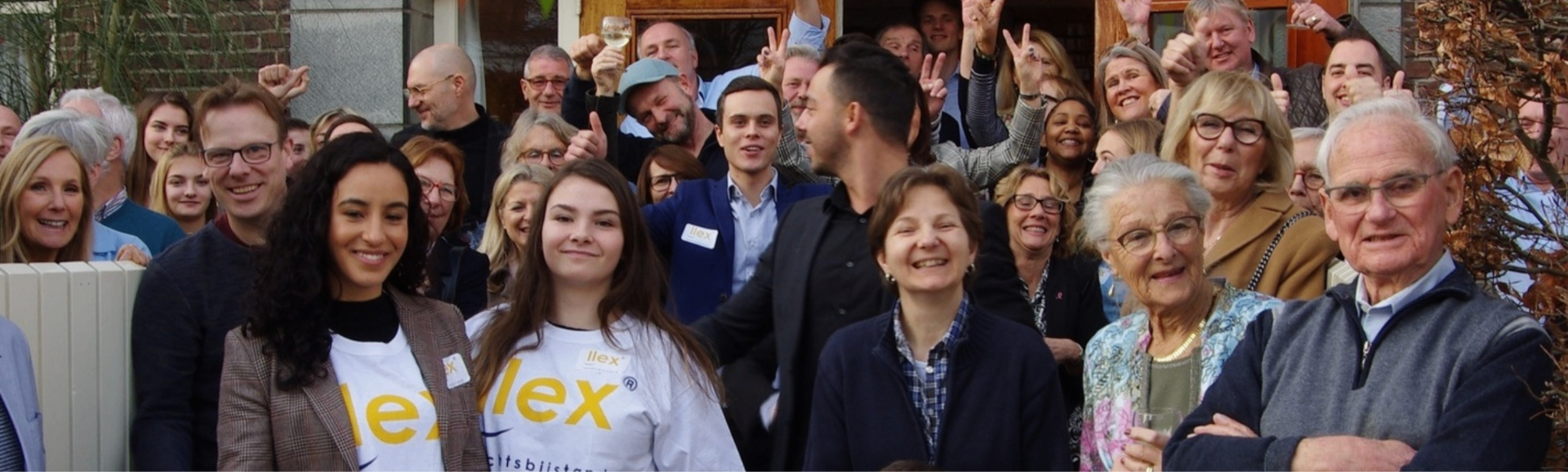 Familie fericită, zâmbind, susținută de LLex